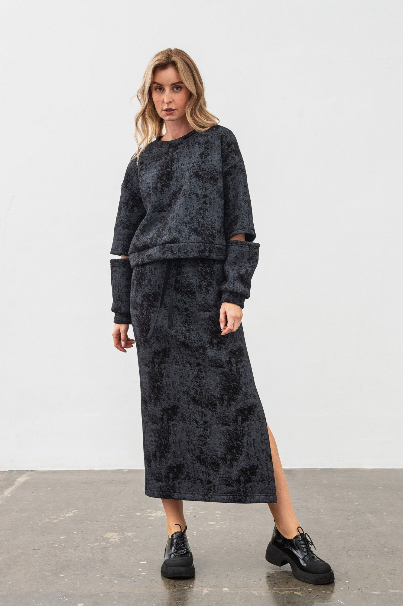 Спідниця трикотажна сірого кольору довжини міді з розрізом Жалін 01