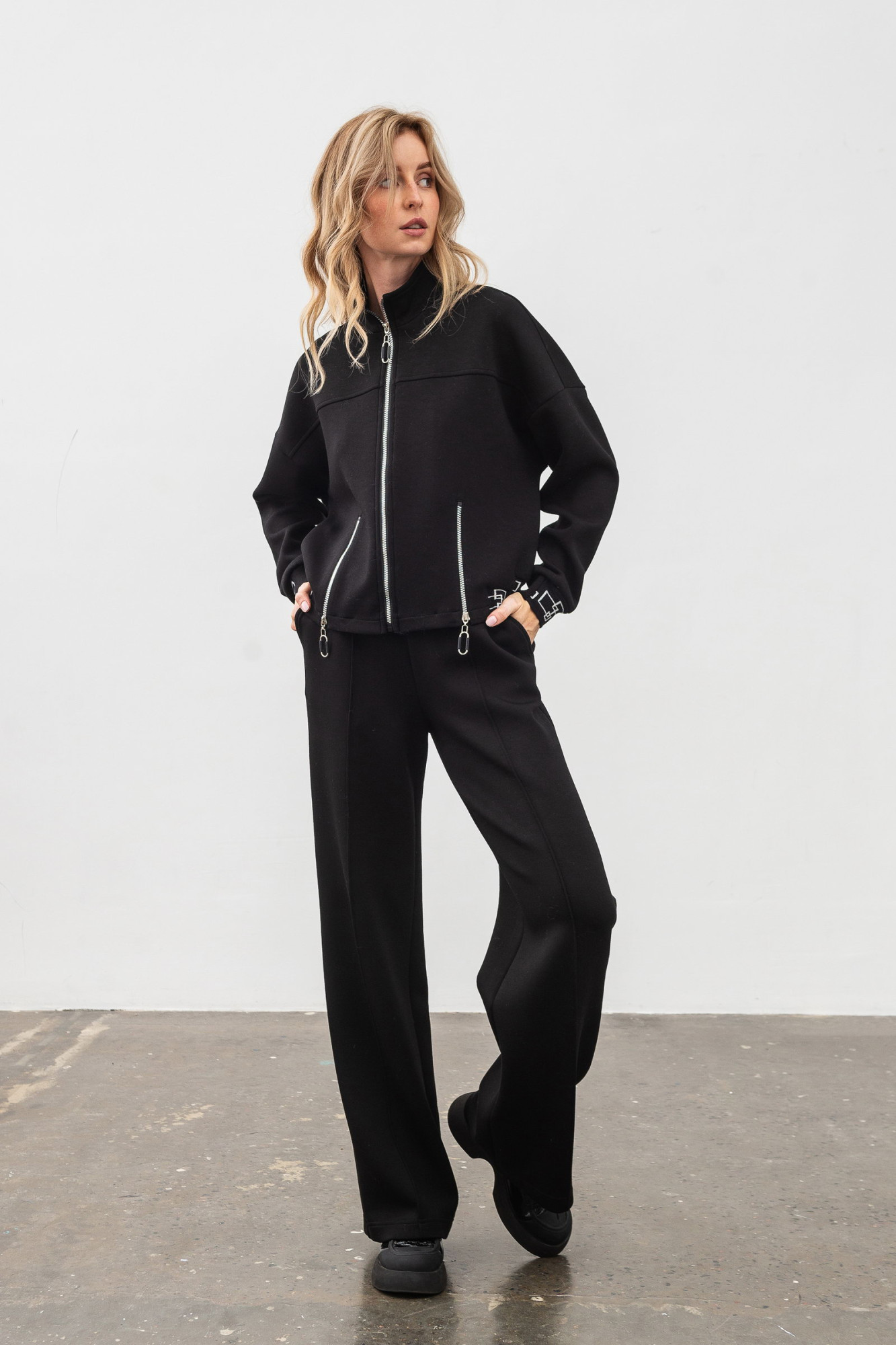 Куртка-бомбер з трикотажу вільного силуету чорного  кольору Нембус 01