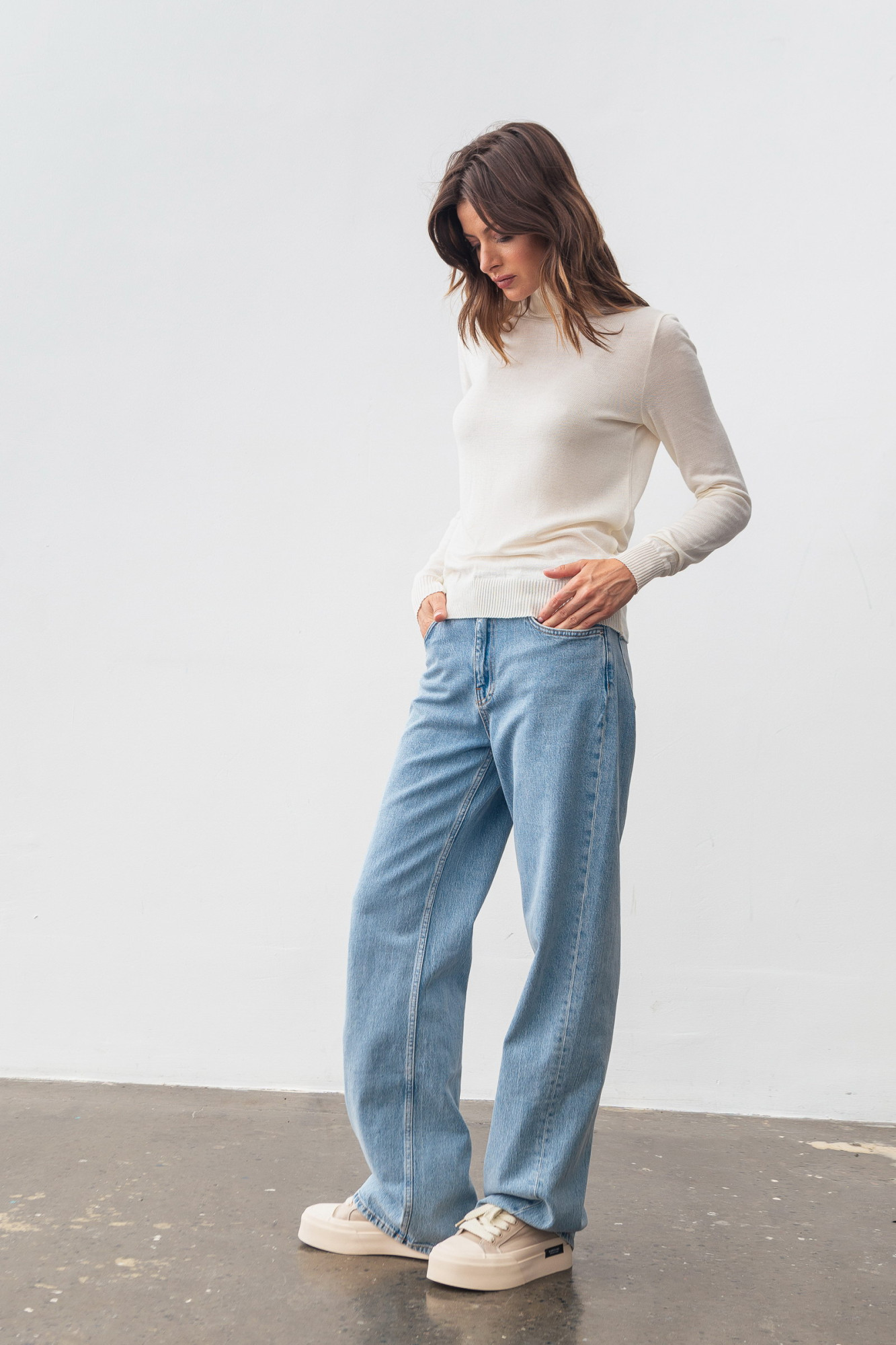 Гольф молочного  кольору з високим коміром 24205001