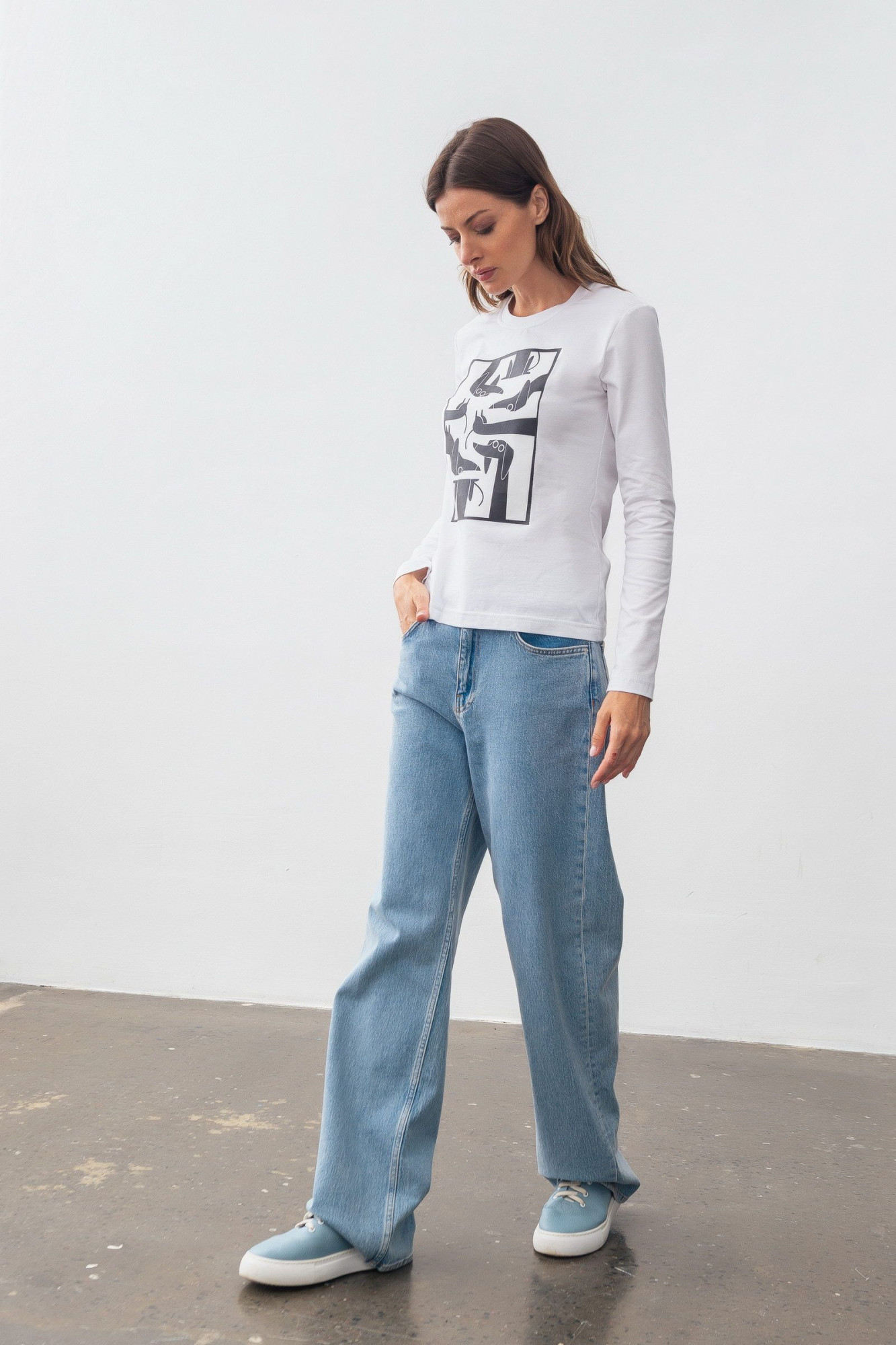 Трикотажний лонгслів білого кольору з округлою горловиною Мелік