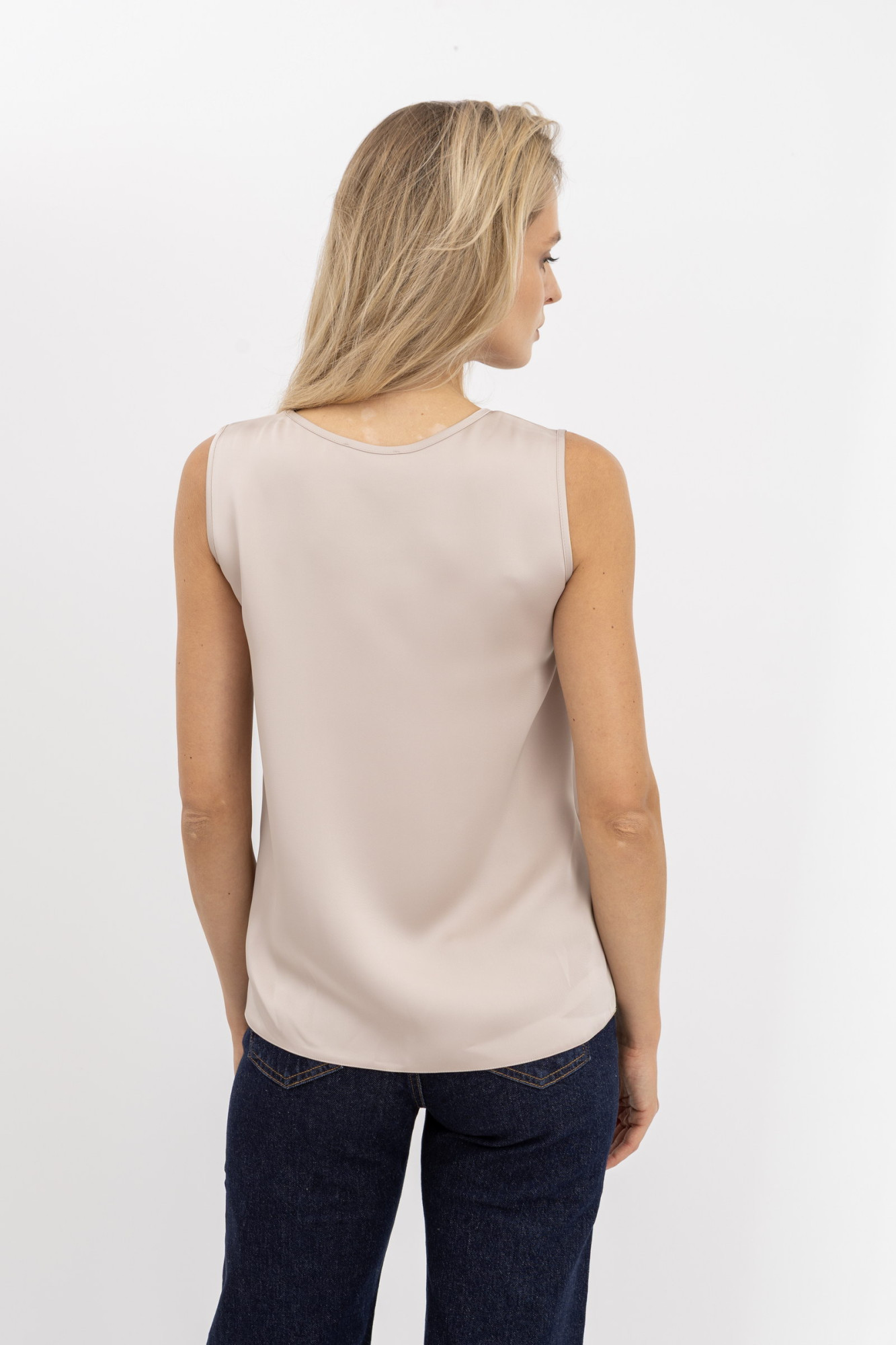 Шовкова жіноча майка прямого силуету бежнвого кольору Донато 092