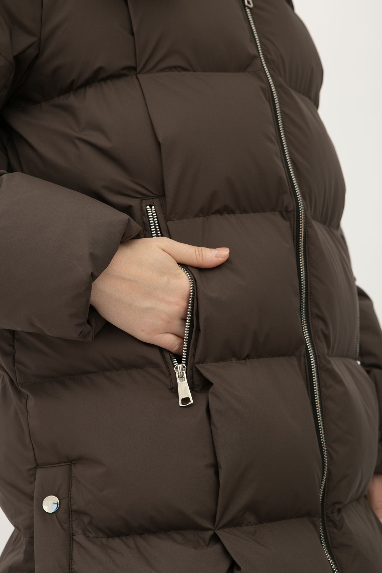 Стьобаний пуховик шоколодного кольору середньої довжини 2405/2024