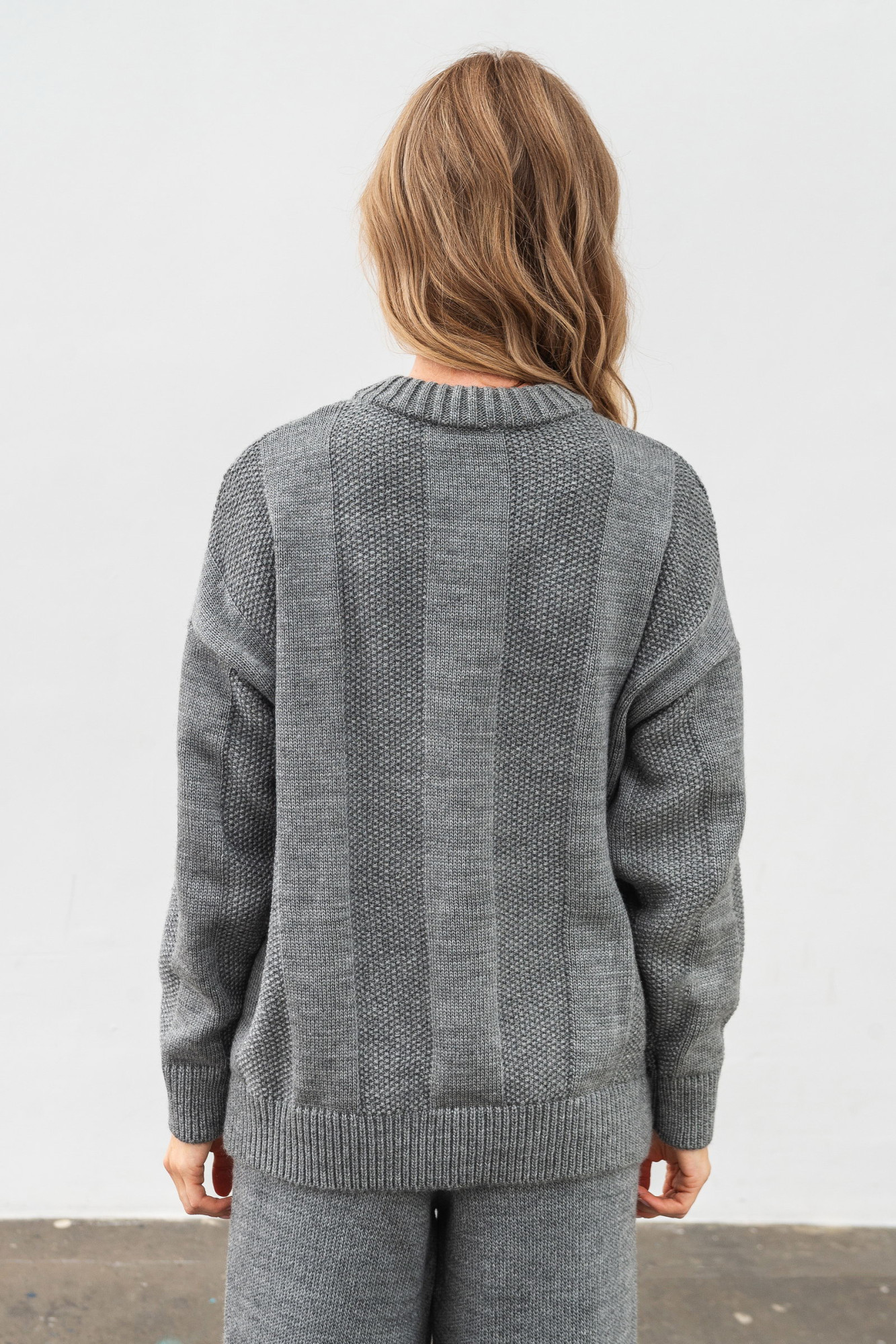 В'язаний жіночий костюм сірого кольору джемпер та штани 4608/2024