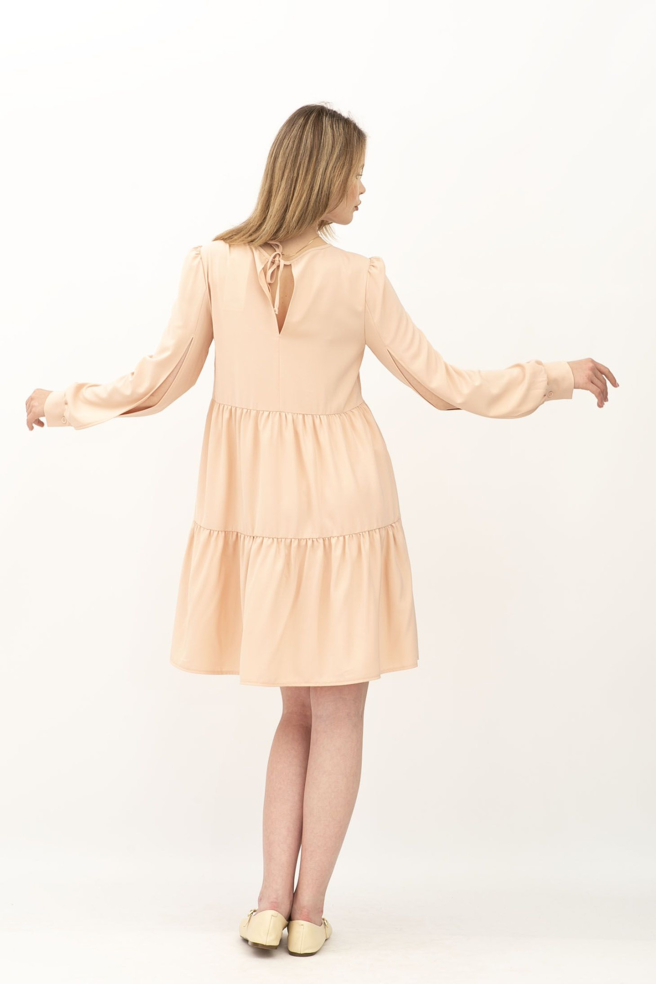 Стильне жіноче плаття з рюшами з костюмної тканини пудрового відтінку Ледія