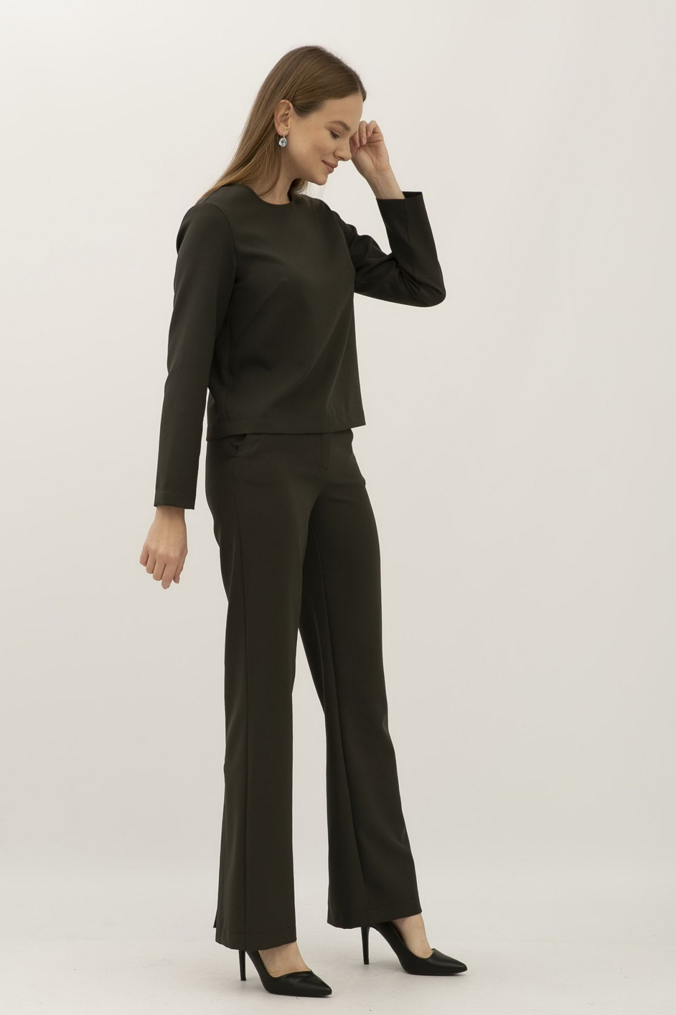 Жіночий костюм оливковий з блузою та штанами Тєміт 02