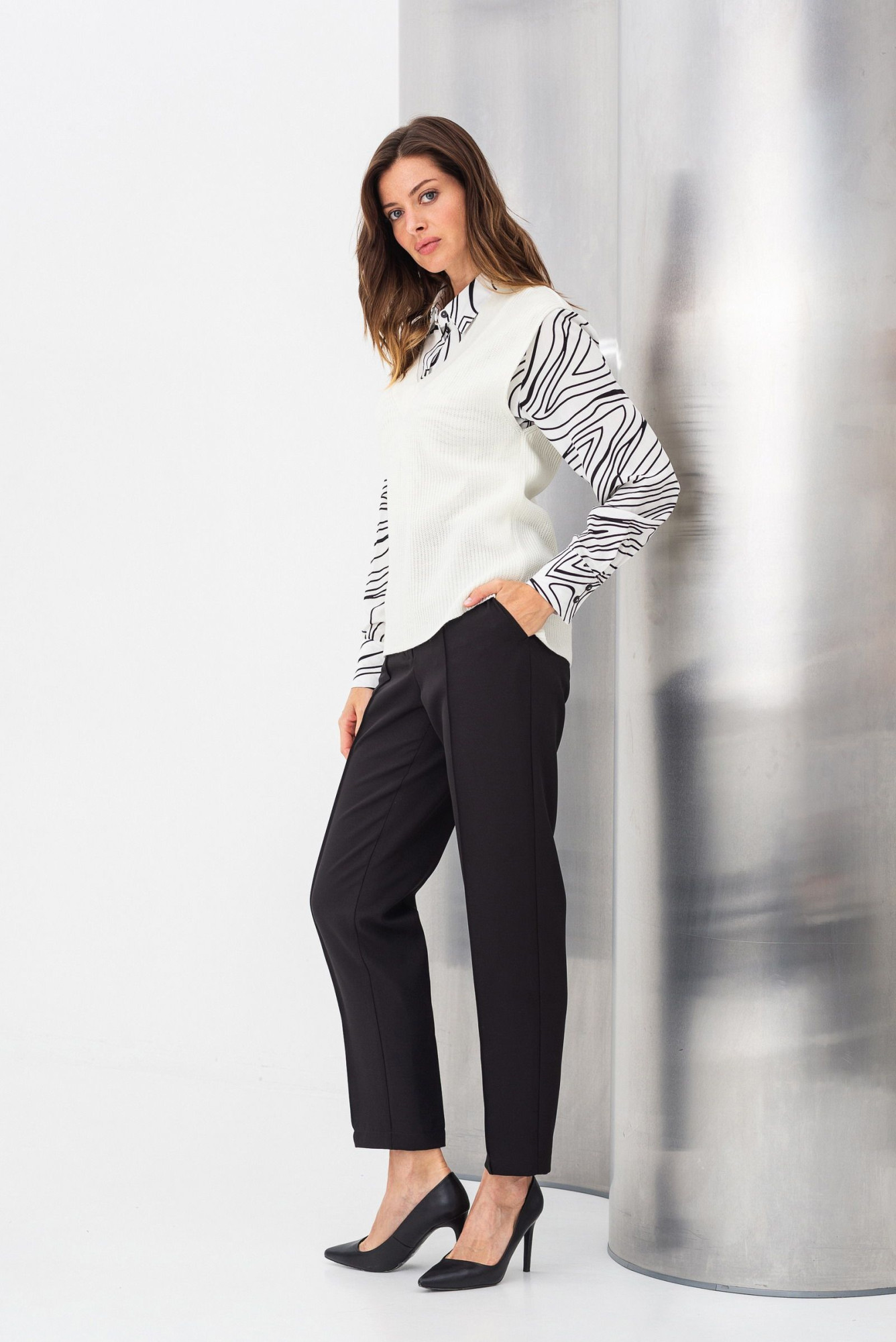 Молочний в'язаний жилет з V-подібним вирізом горловини 24202600