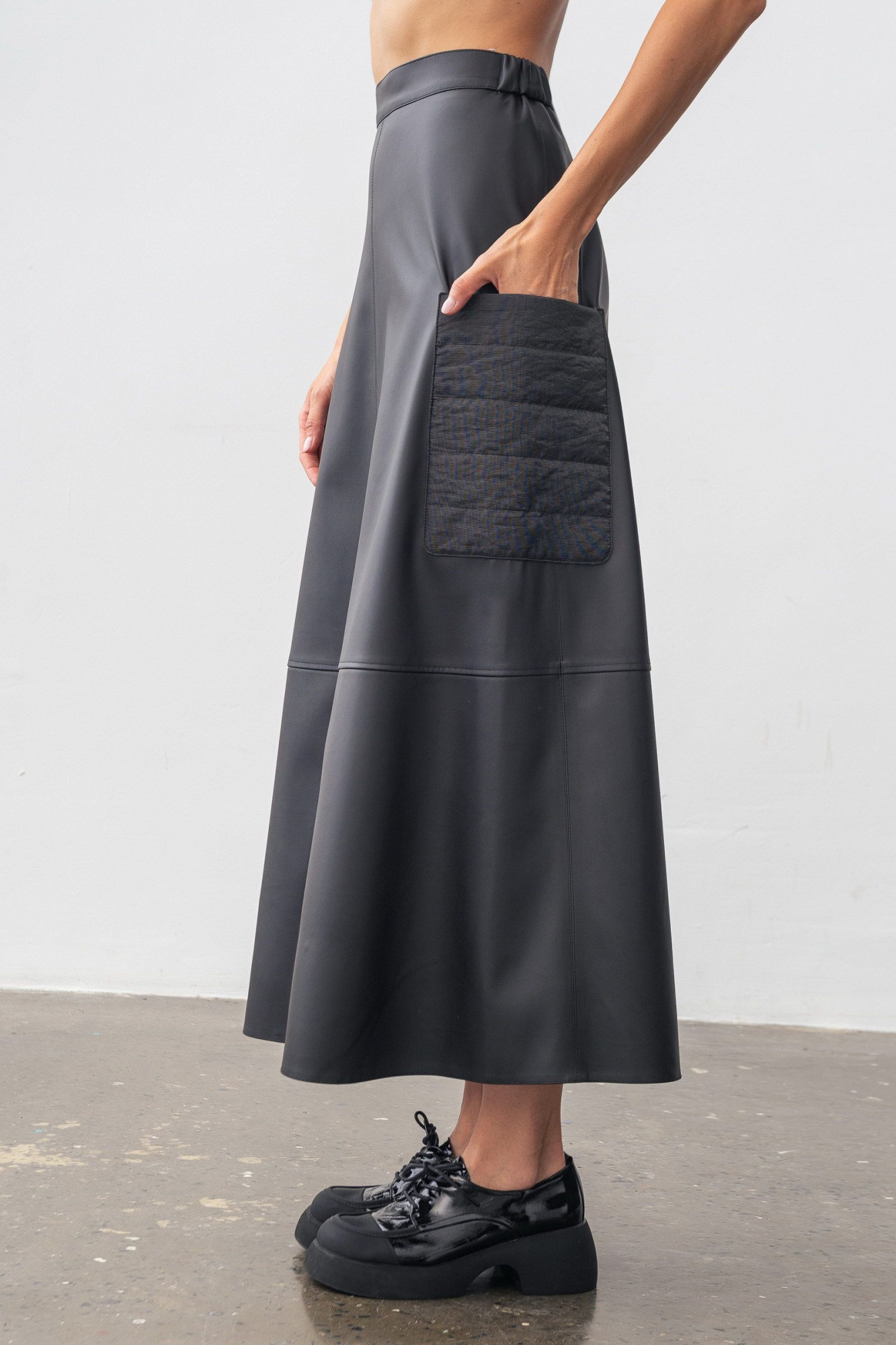 Спідниця з еко шкіри чорна силуету-трапеція Філора