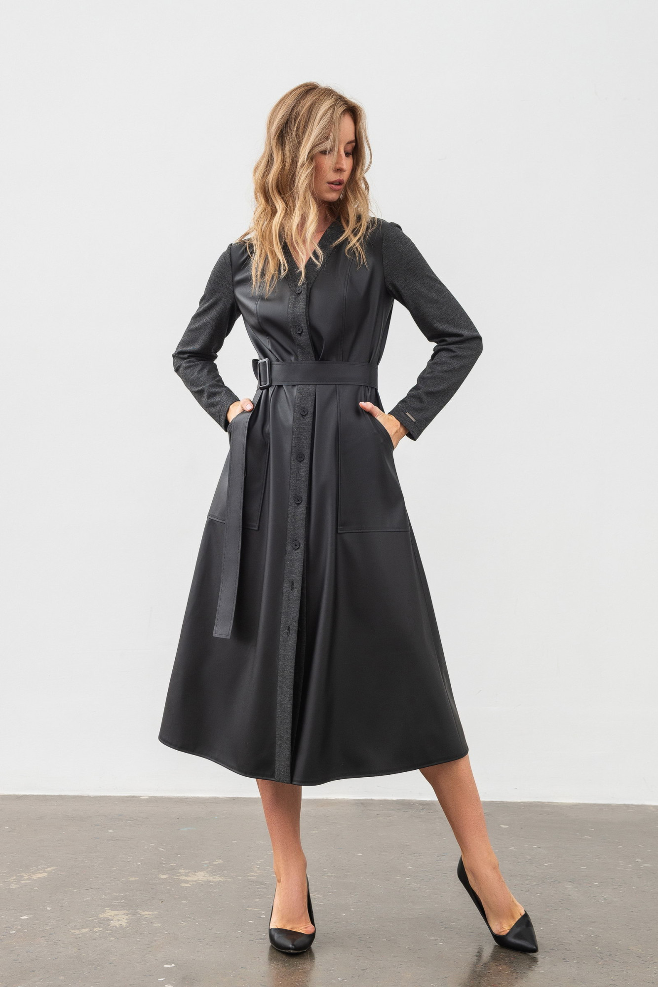 Пряма сукня-сорочка міді довжини з еко шкіри чорного кольору Яглія