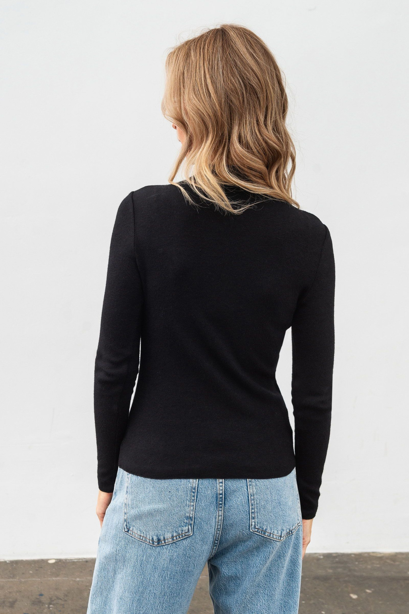 Трикотажний джемпер чорного кольору Лістея 01