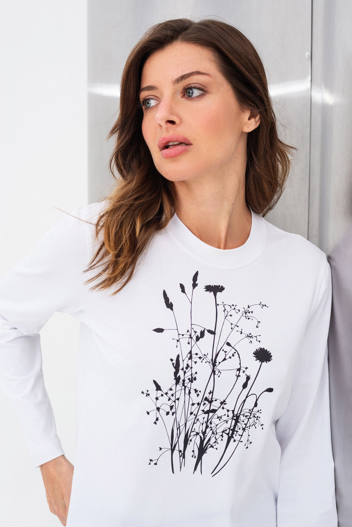 Трикотажний лонгслів білого кольору з округлою горловиною Мелік 02