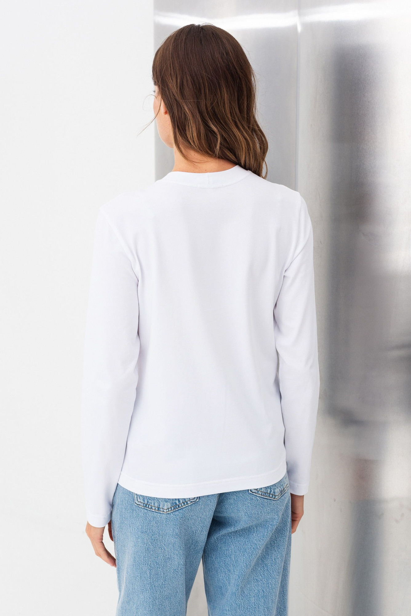 Трикотажний лонгслів білого кольору з округлою горловиною Мелік 02