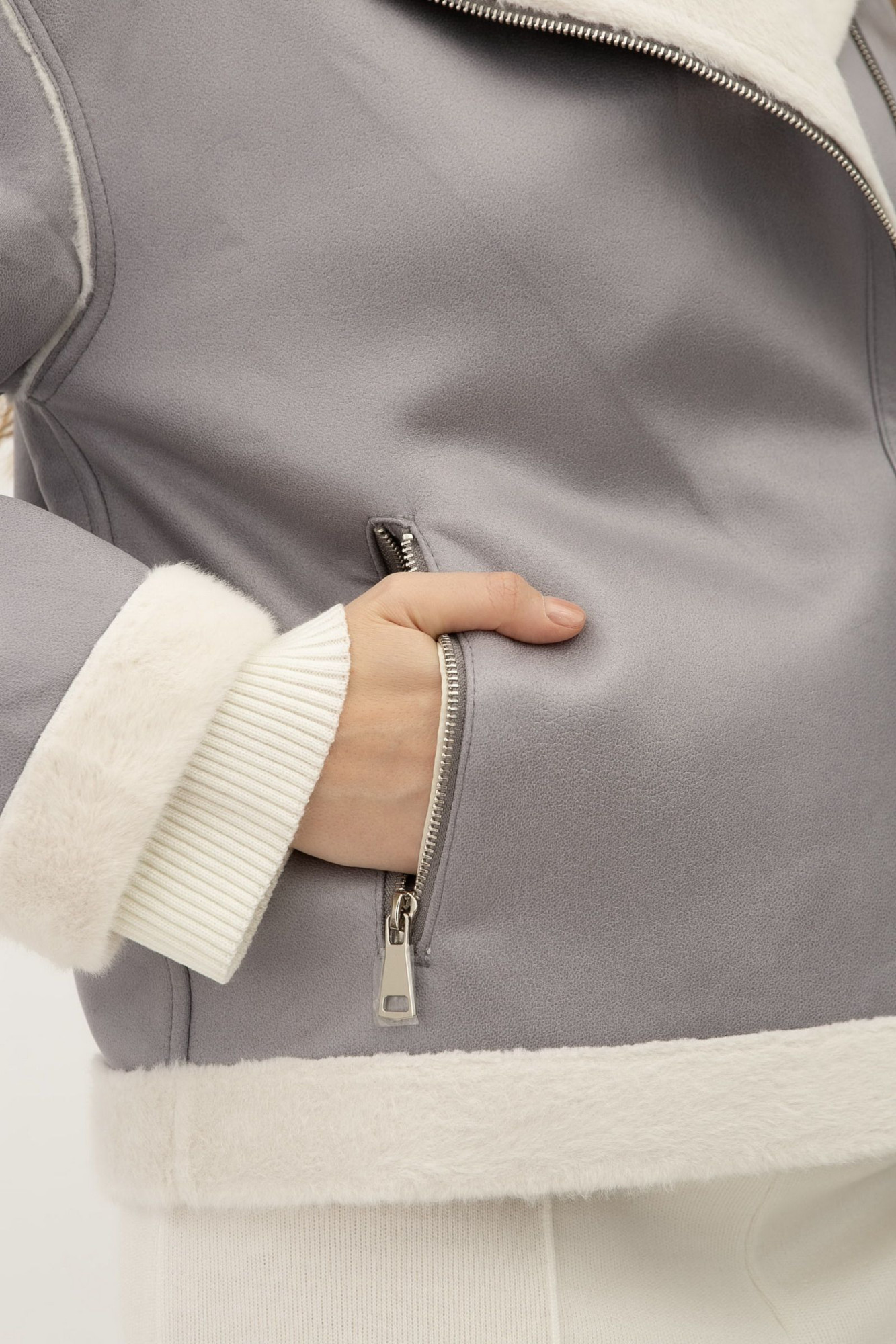 Куртка демісезонна вкорочена сірого кольору 24107305