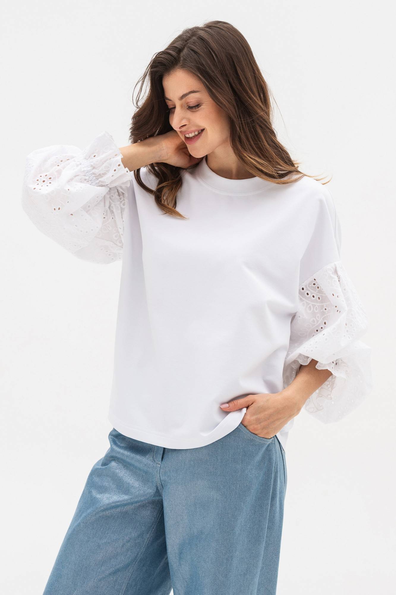 Світшот білого кольору з оригінальними рукавами з прошви Рінері 01