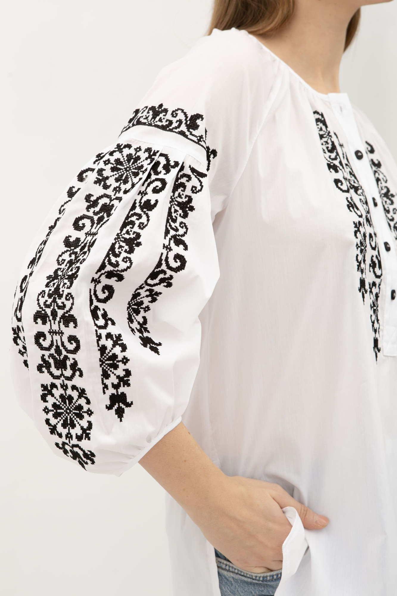 Блуза вишиванка  з чорним орнаментом Санета
