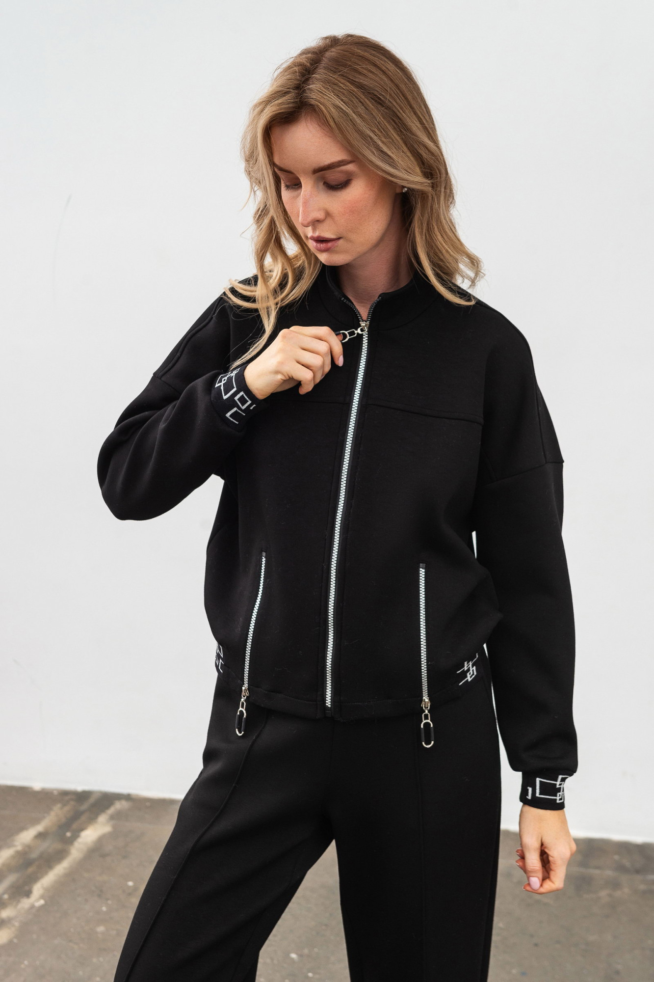 Куртка-бомбер з трикотажу вільного силуету чорного  кольору Нембус 01