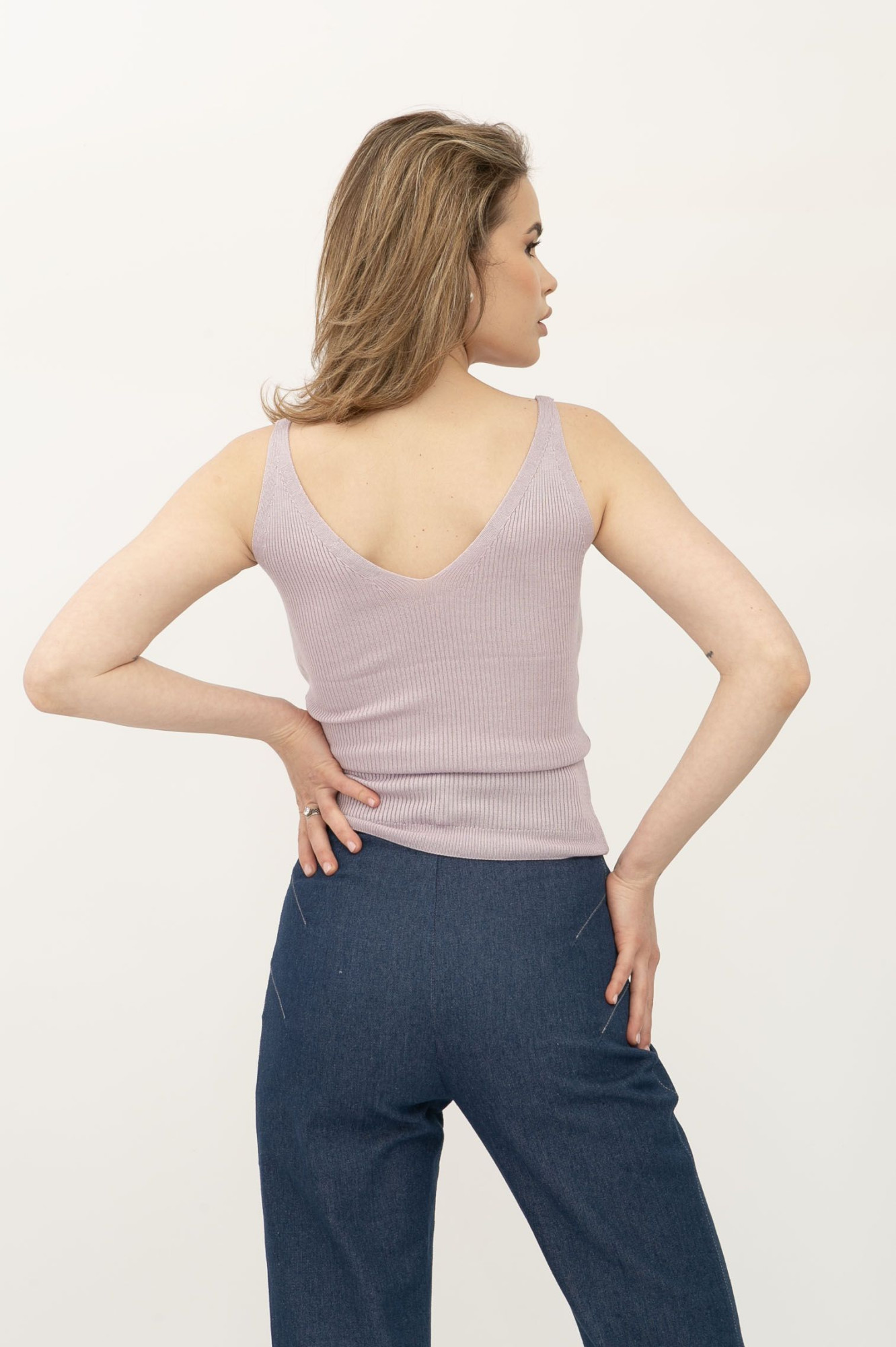 Бузкова майка в рубчик з глибоким вирізом 24100504