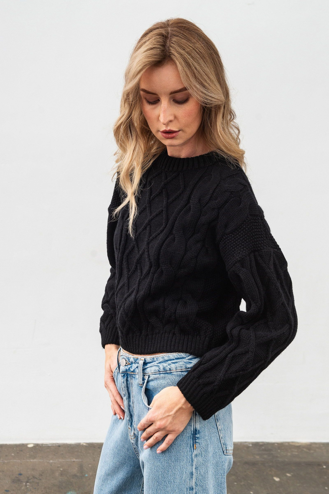 Чорний вкорочений джемпер з вмістом вовни 4548/2024