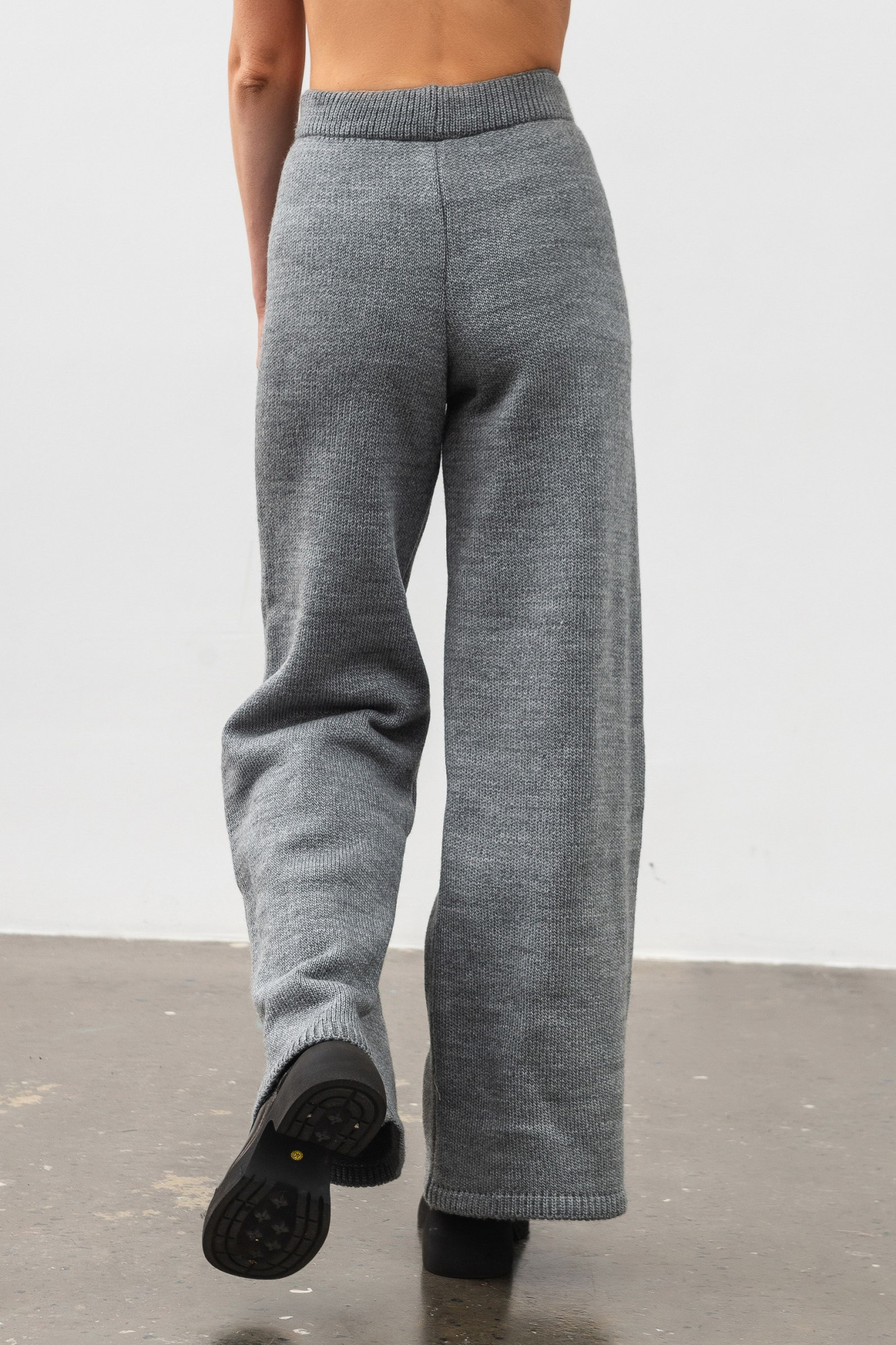 В'язаний жіночий костюм сірого кольору джемпер та штани 4608/2024