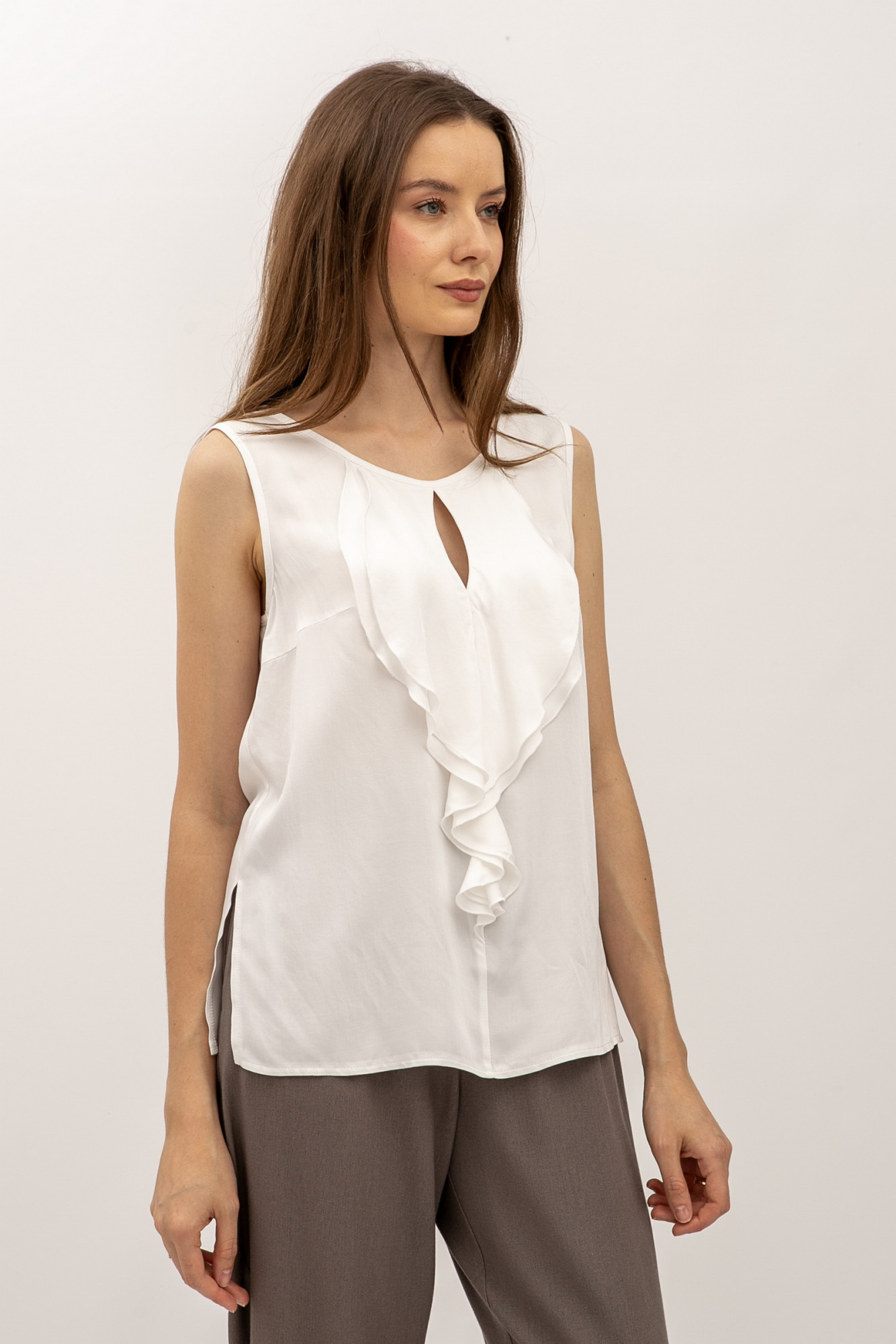 Бавовняна блуза вільного силуету без рукавів молочного  кольору Тереса