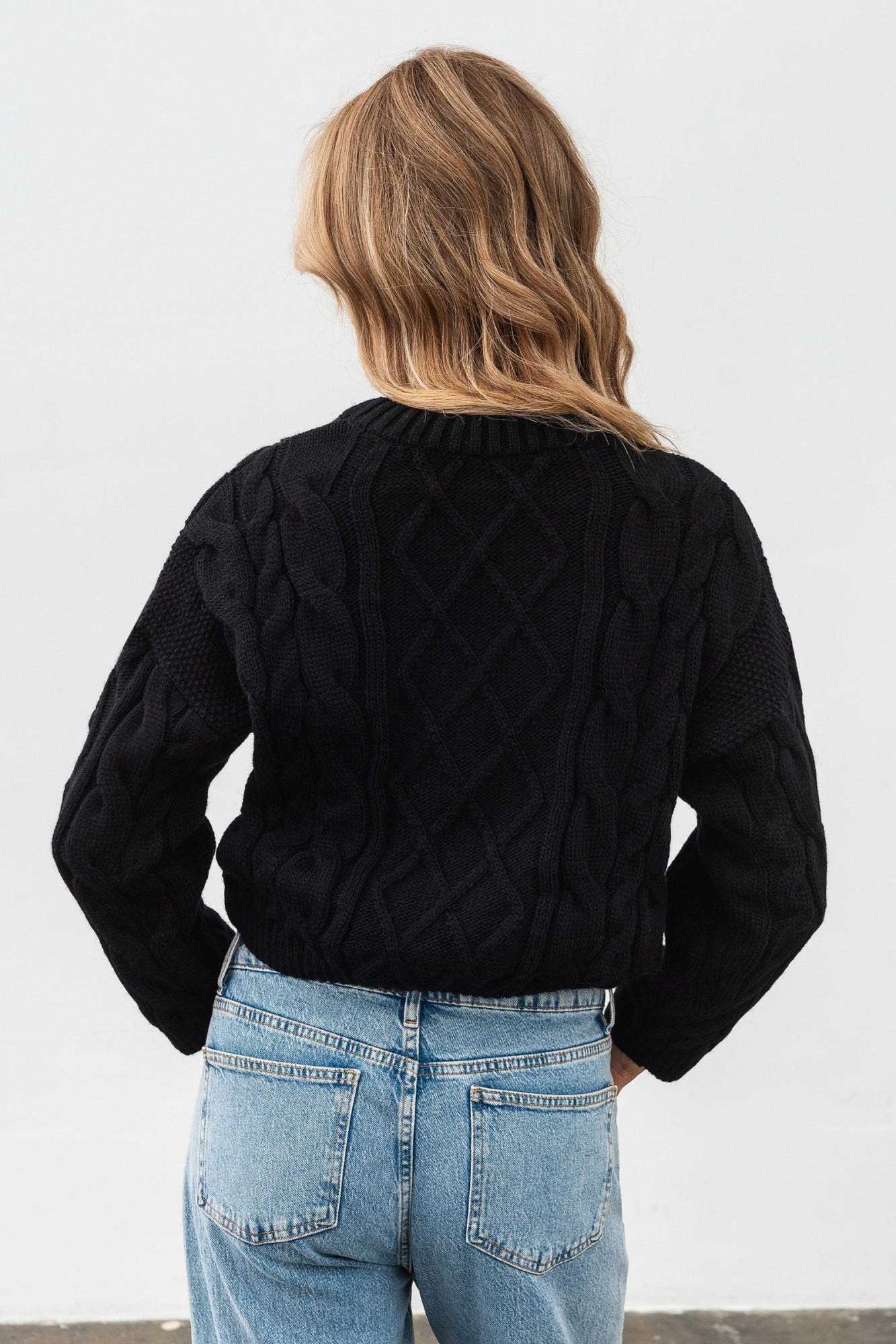 Чорний вкорочений джемпер з вмістом вовни 4548/2024