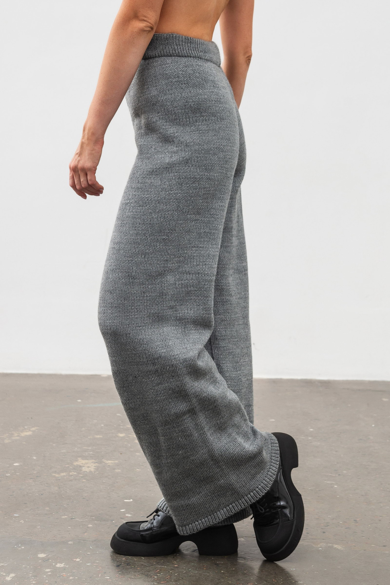 В'язаний жіночий костюм сірого кольору джемпер та штани 4608/2024