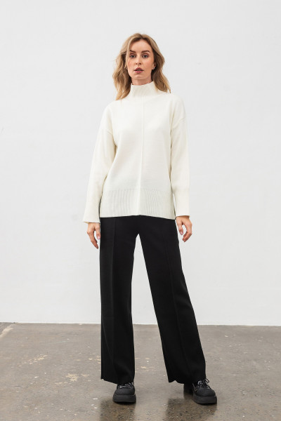 Трикотажний джемпер молочного кольору вільного силуету 24207100