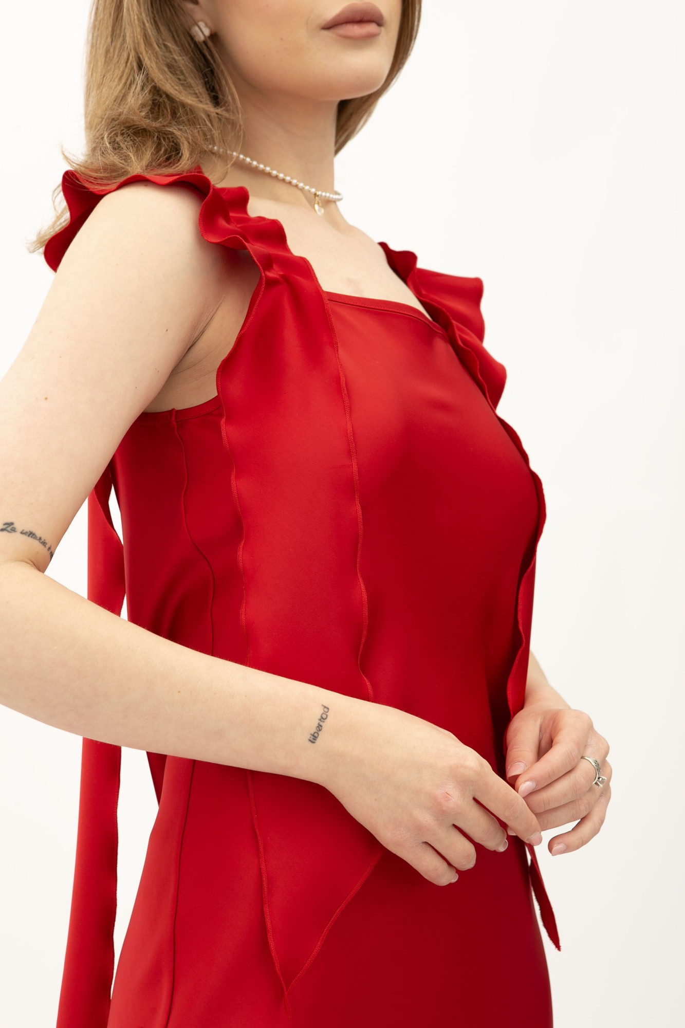 Шовкова сукня на бретелях з розрізом червона Рошені