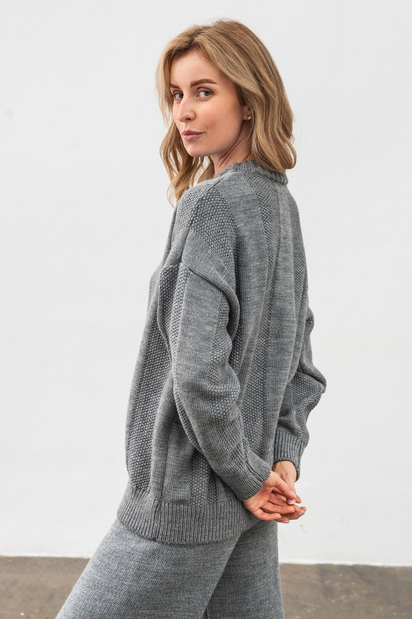 В'язаний жіночий костюм сірого кольору джемпер та штани 4608/2024