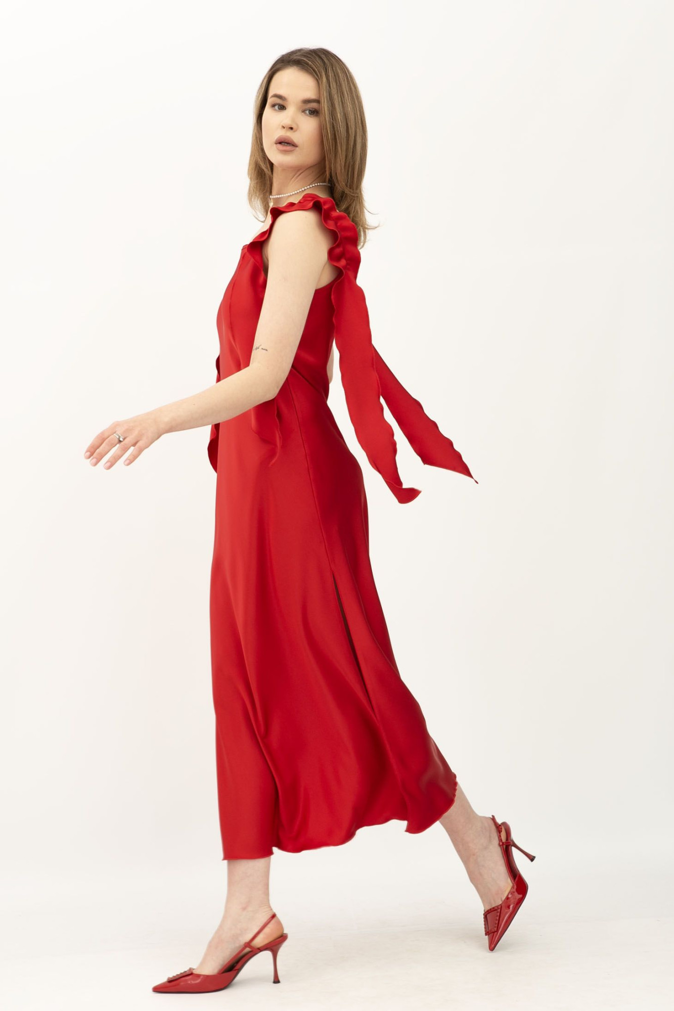 Шовкова сукня на бретелях з розрізом червона Рошені