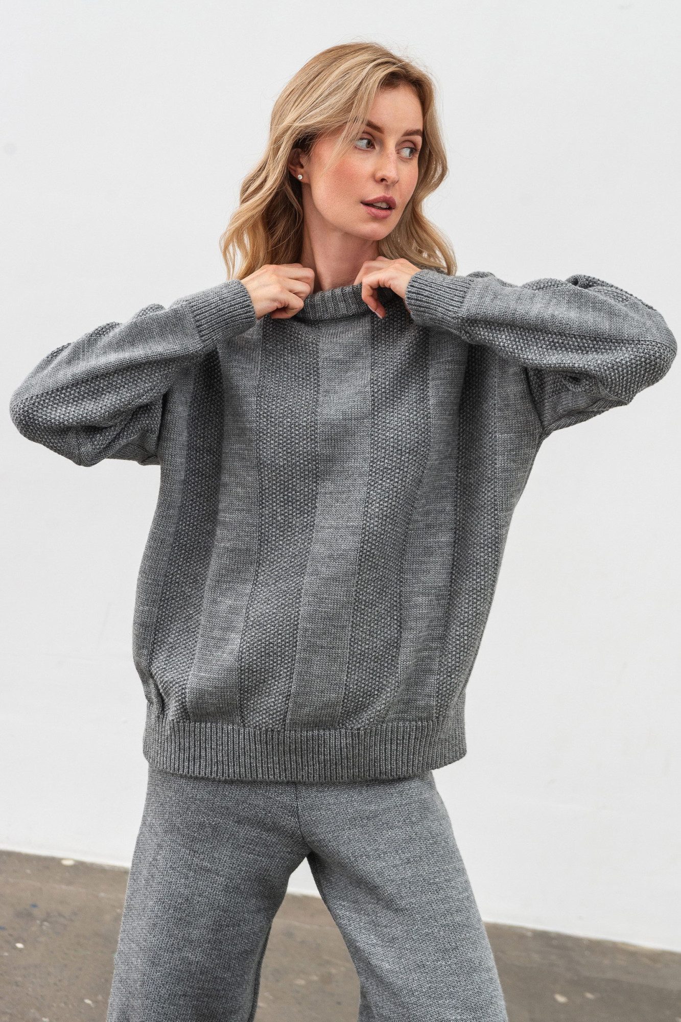 В'язаний жіночий костюм сірого кольору джемпер та штани 4608/2024