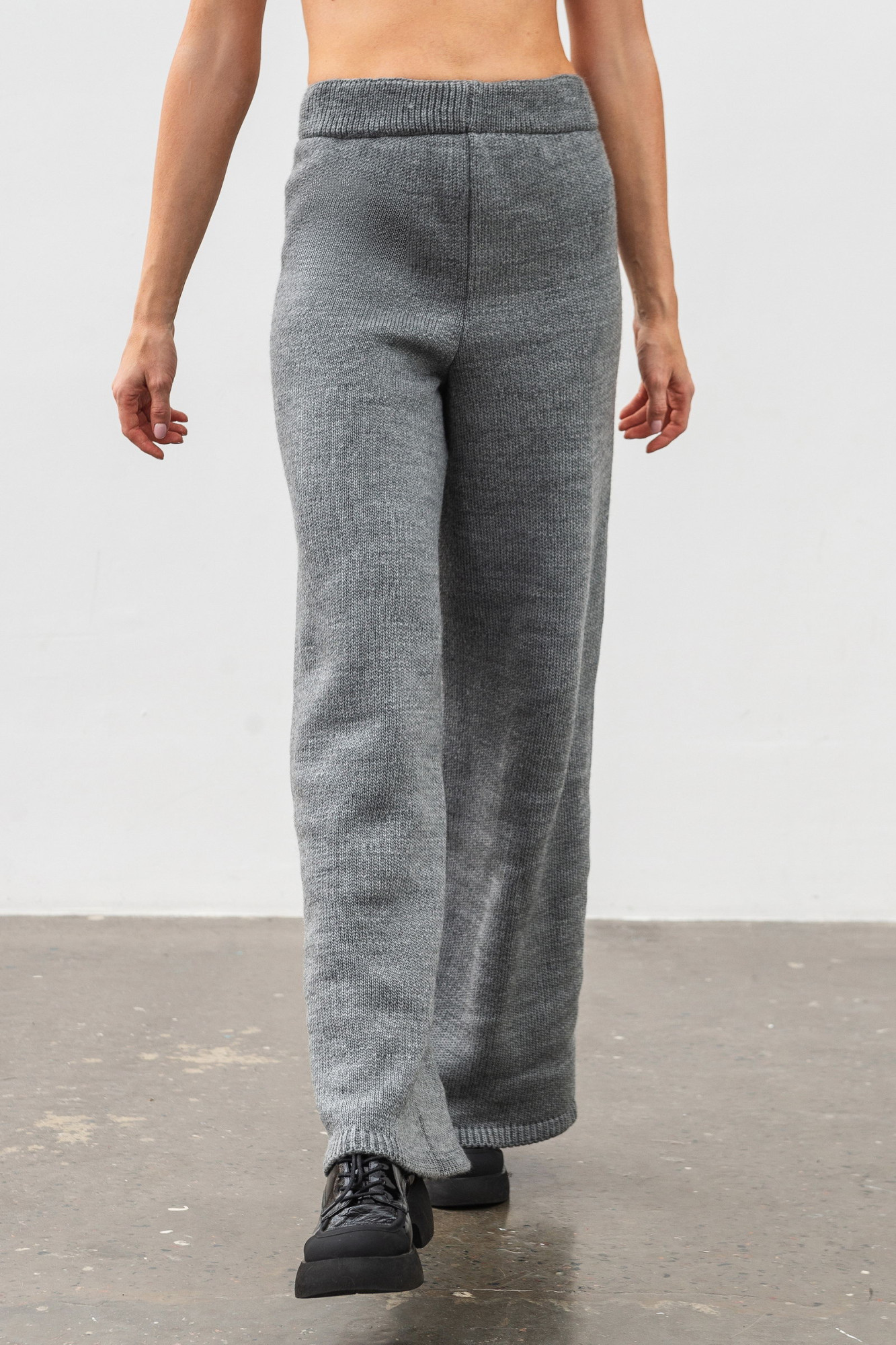 В'язаний жіночий костюм сірого кольору джемпер та штани 4608/2024