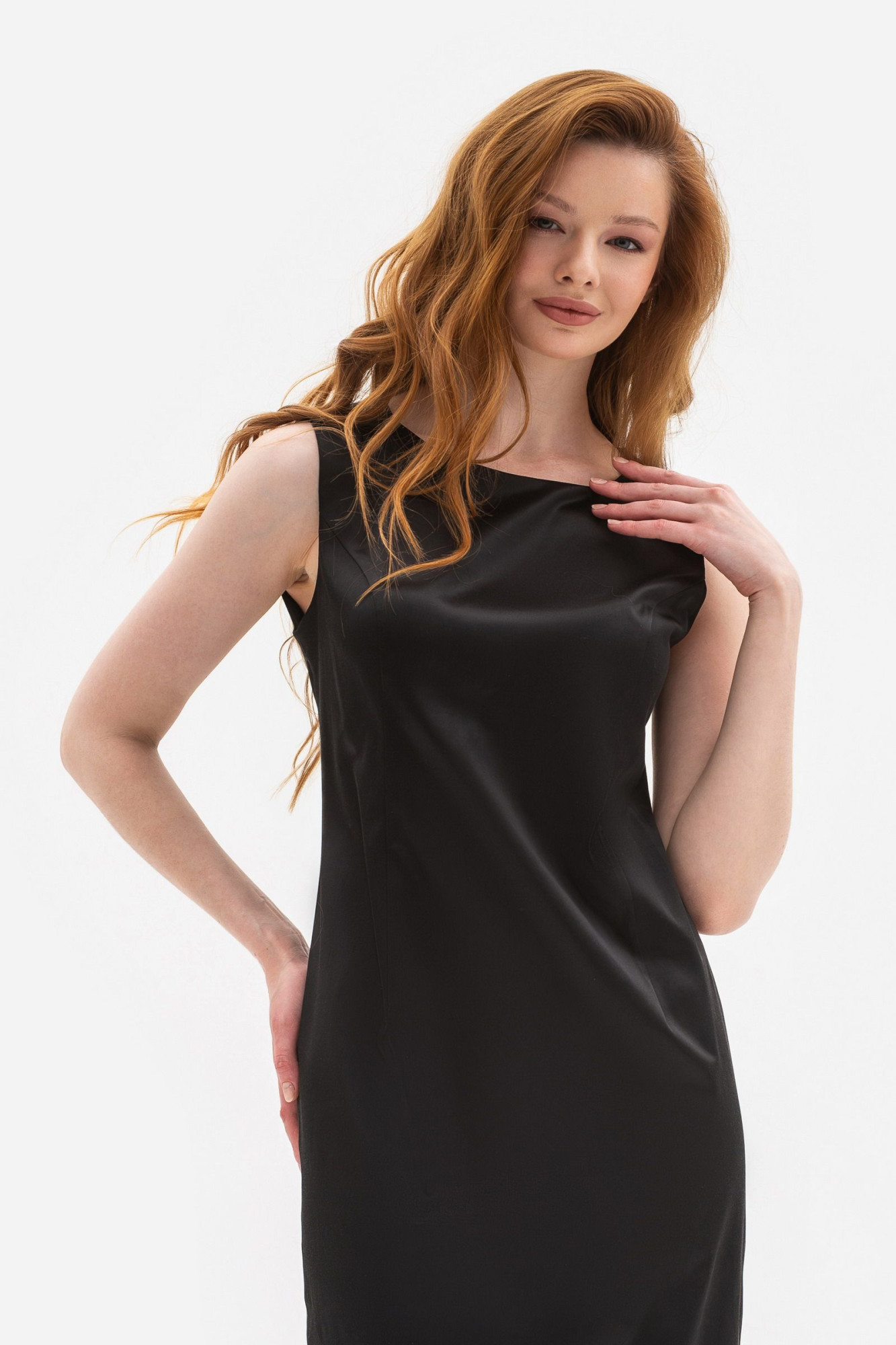 Сукня-футляр чорного кольору довжини міді Лінеса