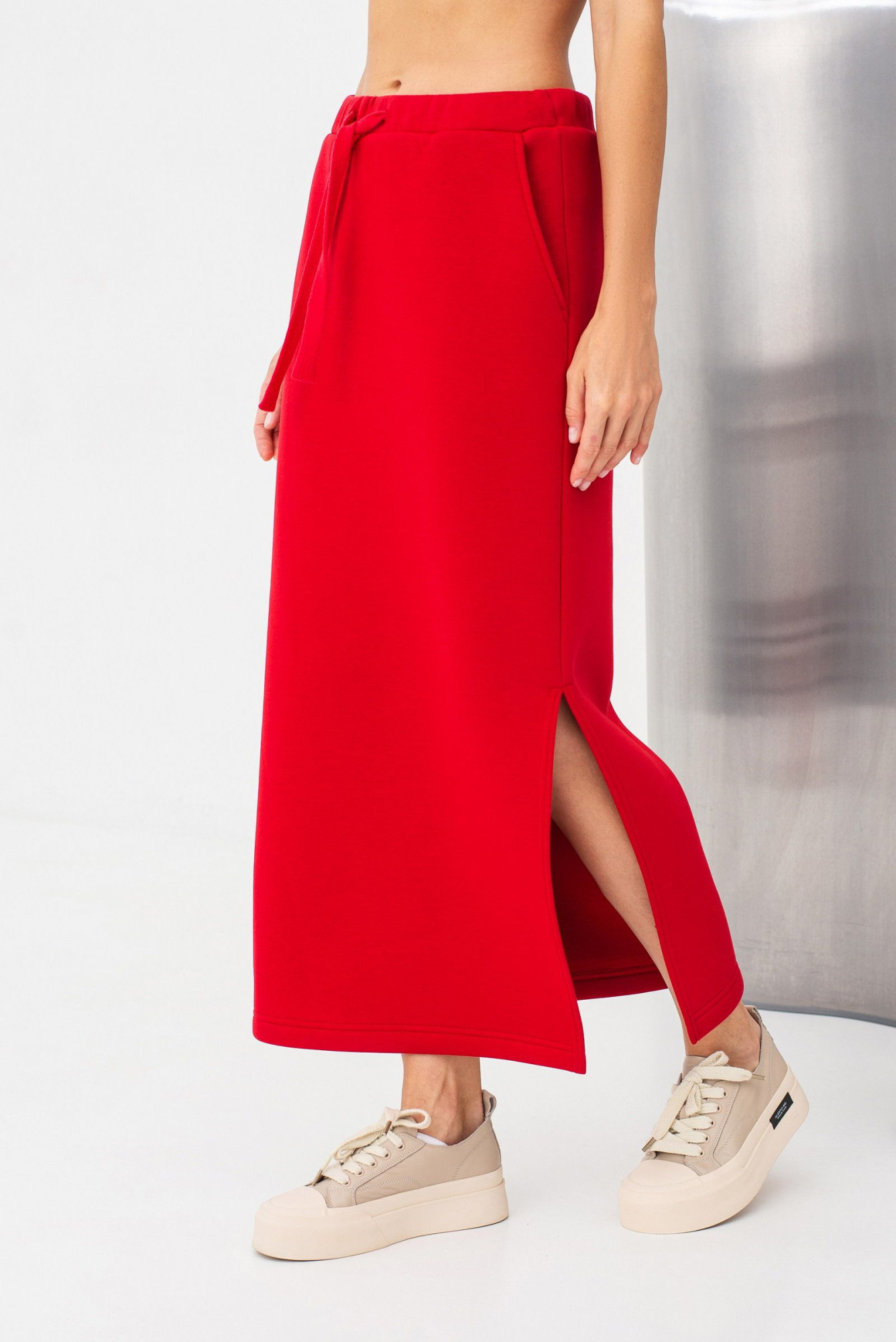 Спідниця трикотажна червоного кольору довжини міді з розрізом Жалін 03