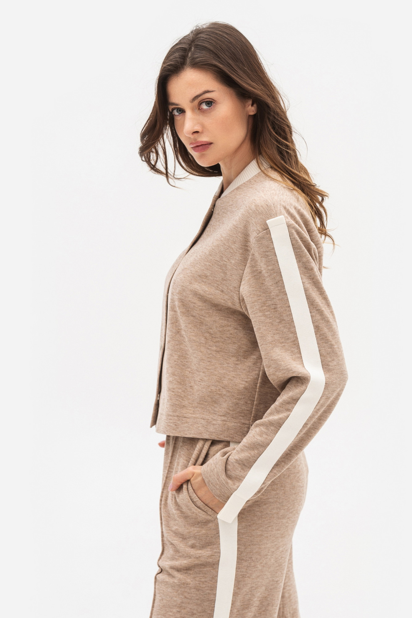 Трикотажний бомбер бежевого кольору Кіріса