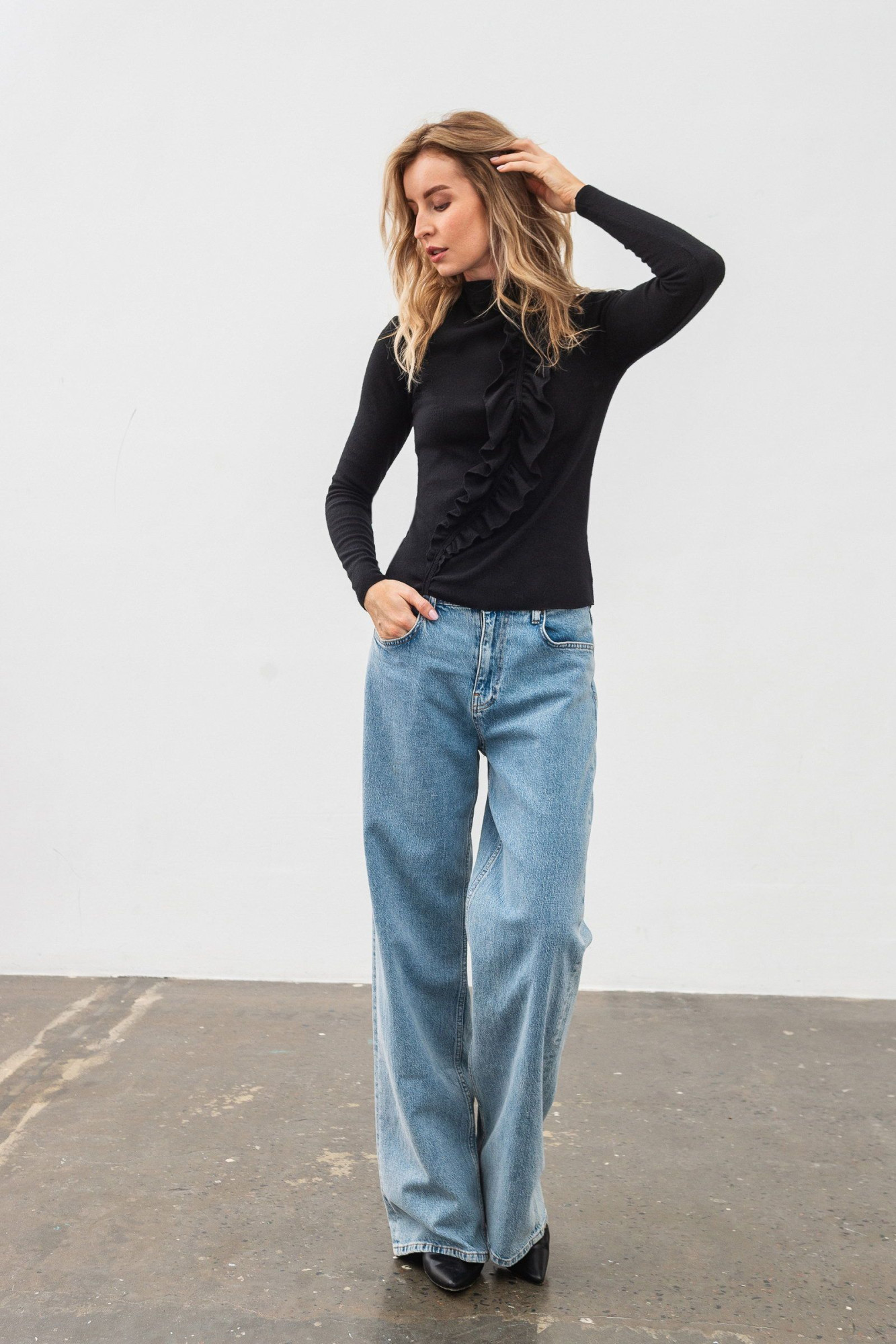 Трикотажний джемпер чорного кольору Лістея 01