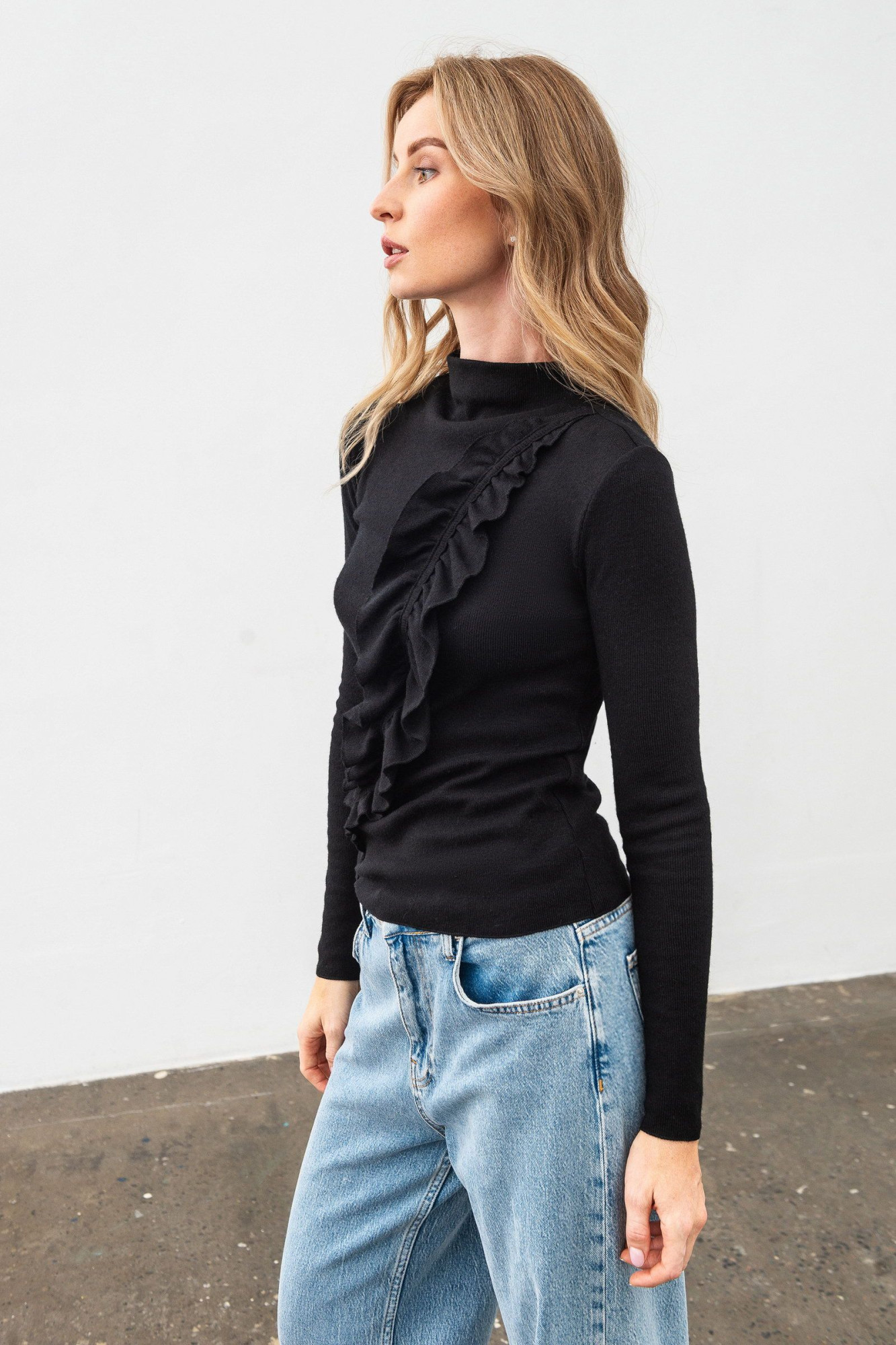 Трикотажний джемпер чорного кольору Лістея 01