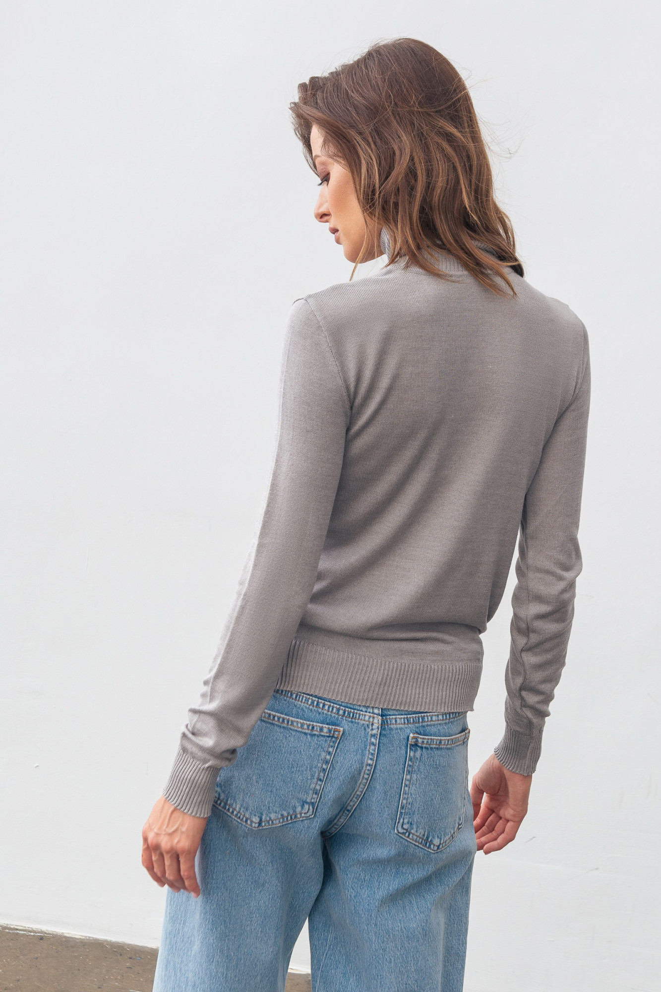 Гольф сірого  кольору з високим коміром 24205002